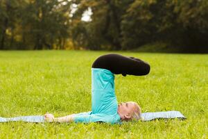 mulher fazendo yoga na natureza foto