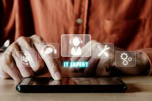 conceito de especialista, mão de pessoa tocando o celular com ícone de especialista na tela virtual, conselhos ou serviços de tecnologia da informação. foto