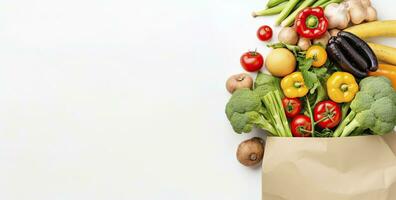 ai gerado saudável Comida dentro papel saco legumes e frutas em branco fundo. ai gerado foto