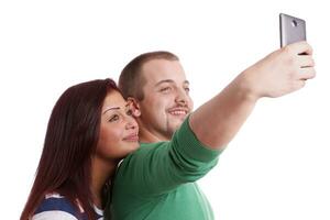 jovem casal tirando selfie foto