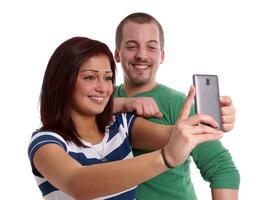 jovem casal tirando selfie foto