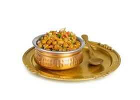 indiano rua café da manhã chana chaat Além disso conhecer Como chana Masala, chola chana chaat, chola Masala, grão de bico Masala, Preto grão de bico chaat ou kala chana bate-papo em branco fundo foto