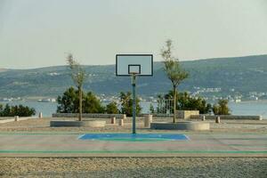 uma basquetebol quadra é conjunto acima em a de praia foto