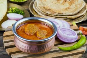 indiano tradicional cozinha gatta Curry em de madeira fundo foto