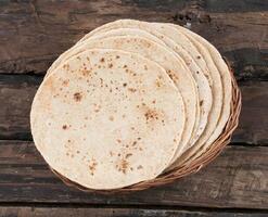 indiano tradicional cozinha chapati em de madeira fundo foto