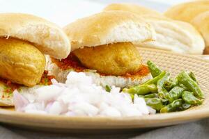 indiano famoso rua Comida vada pav é uma vegetariano velozes Comida prato a partir de Maharashtra foto