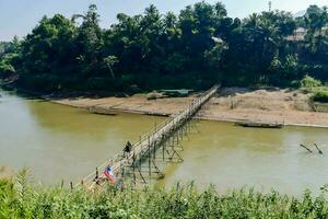 uma ponte sobre uma rio dentro uma rural área foto