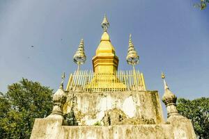 a dourado pagode dentro a meio do a parque foto