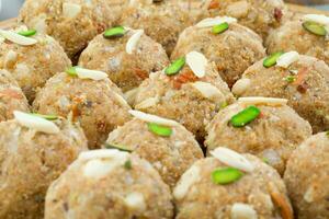 indiano tradicional doce Comida urad Dal laddu foto