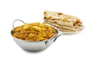 norte indiano saudável cozinha chole paneer ou chole paneer Curry servido com tandoori roti foto
