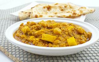 norte indiano saudável cozinha chole paneer ou chole paneer Curry servido com tandoori roti foto