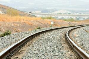 uma trem rastrear com dois faixas indo dentro oposto instruções foto