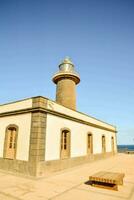 uma farol em a de praia foto