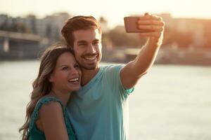 casal feliz tirando selfie foto