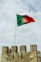 Portugal bandeira em castelo parede foto