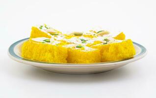 indiano popular doce Comida Khopara pak ou coco burfi em branco fundo foto