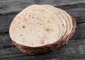 indiano tradicional cozinha chapati em de madeira fundo foto