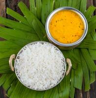 indiano tradicional cozinha Dal fritar ou arroz Além disso conhecer Como Dal Chawal em de madeira fundo foto
