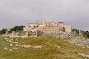 uma castelo em uma Colina dentro Espanha foto