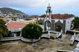 uma Igreja com uma torre foto