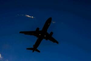 uma ampla avião vôo através a céu foto