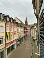 Freiburg, bw, Alemanha, 2023. Visão a partir de rathausgasse para Freiburg catedral. ocupado a partir de a superior chão foto