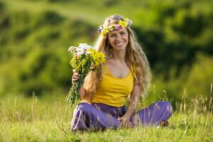 mulher com guirlanda dentro dela cabelo segurando flores dentro natureza. foto