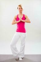 mulher exercício ioga interior foto