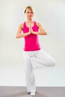 mulher exercício ioga interior foto