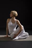 mulher exercício ioga interior em Preto fundo, foto