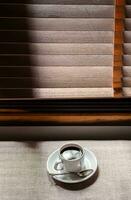 manhã café em sofá perto janelas. foto