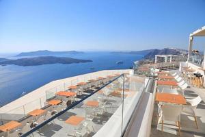 bela vista de oia na ilha de santorini, grécia foto