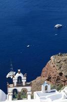 bela vista de oia na ilha de santorini, grécia foto