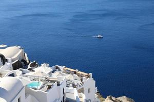 bela vista de oia na ilha de santorini, grécia foto