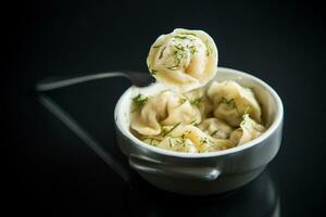 fervido dumplings com carne o preenchimento dentro uma tigela foto