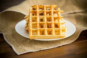 doce cozinhou aromático Belga waffles dentro uma prato foto