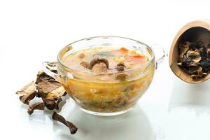 vegetariano vegetal sopa com Porcini cogumelos dentro uma vidro tigela foto