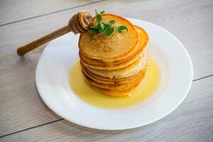 cozinhou doce panquecas com querida dentro uma prato foto