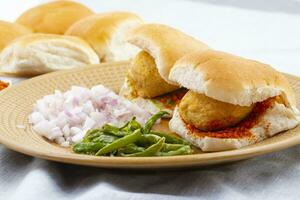 indiano famoso rua Comida vada pav é uma vegetariano velozes Comida prato a partir de Maharashtra foto