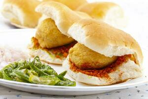 indiano famoso rua Comida vada pav é uma vegetariano velozes Comida prato a partir de Maharashtra foto