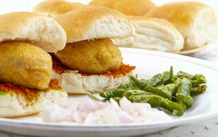 indiano famoso rua Comida vada pav é uma vegetariano velozes Comida prato a partir de Maharashtra foto