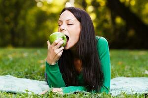 mulher comendo maçã foto