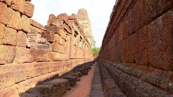 parede de pedra na antiga ruína budista khmer de pre rup, siem reap foto