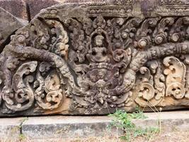 escultura em pedra na ruína budista khmer de pre rup siem reap foto