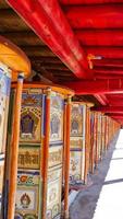 roda de oração no templo de arou da em qinghai china. foto