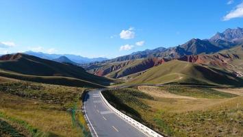 a área cênica da montanha de qilian, monte drow, na china de qinghai. foto