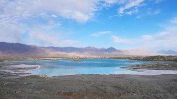 bela paisagem natural vista do lago de sal esmeralda em qinghai china foto
