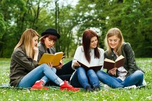 fêmea alunos Aprendendo dentro a parque foto