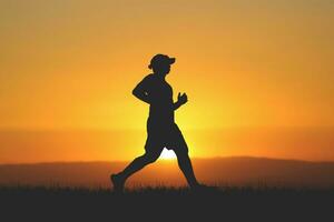 silhueta masculina estou correndo para me manter saudável à noite. homens se exercitam correndo. conceito de saúde foto