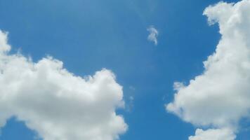fundo abstrato de céu azul com pequenas nuvens foto